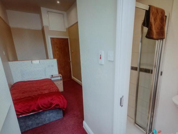 Parkway Guesthouse : photo 3 de la chambre chambre lits jumeaux avec salle de bains privative