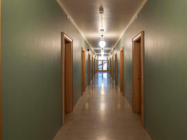 Student Hostel : photo 8 de la chambre chambre lits jumeaux avec salle de bains commune