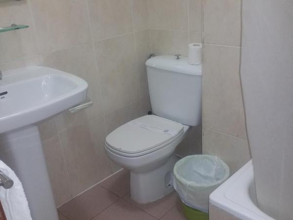 Hostal Lima : photo 3 de la chambre chambre lits jumeaux avec balcon