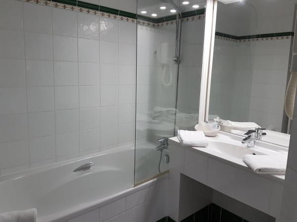 Kyriad Saumur Hyper Centre Hôtel Appartements et SPA soins Sothys Paris : photo 9 de la chambre chambre double supérieure