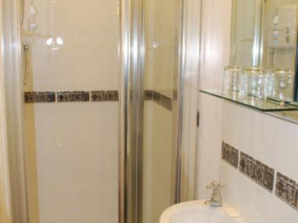 Parkway Guesthouse : photo 2 de la chambre chambre simple avec salle de bains privative