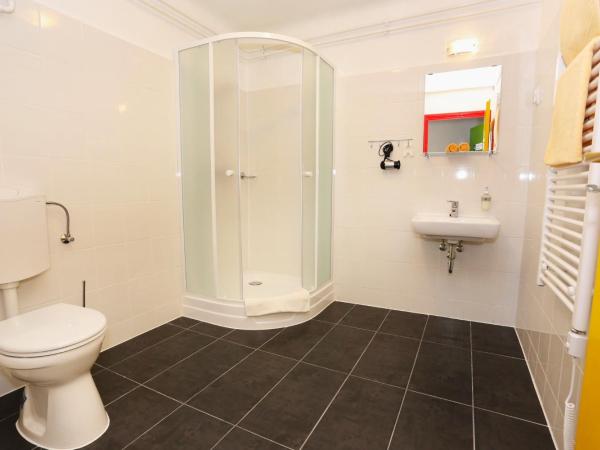 Mezzo Budapest : photo 6 de la chambre chambre lits jumeaux avec salle de bains privative séparée