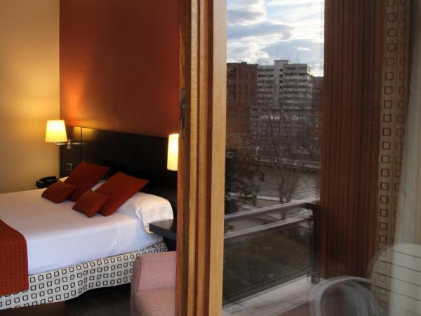Hotel Conde Duque Bilbao : photo 2 de la chambre chambre double supérieure avec balcon
