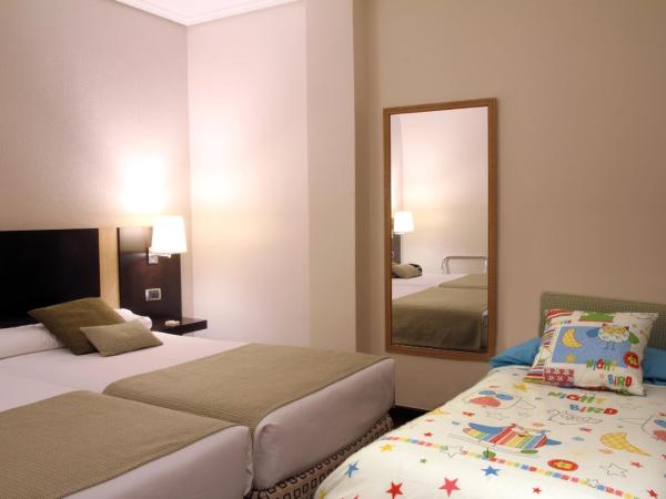 Hotel Conde Duque Bilbao : photo 3 de la chambre chambre lits jumeaux (2 adultes + 1 enfant)