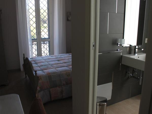 B&B Paura : photo 9 de la chambre chambre double avec salle de bains privative