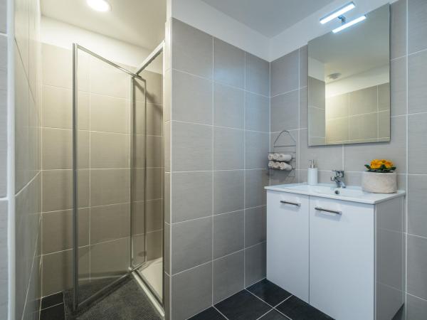 Cannes Marina Appart Hotel Mandelieu : photo 9 de la chambre appartement 2 chambres - vue sur mer