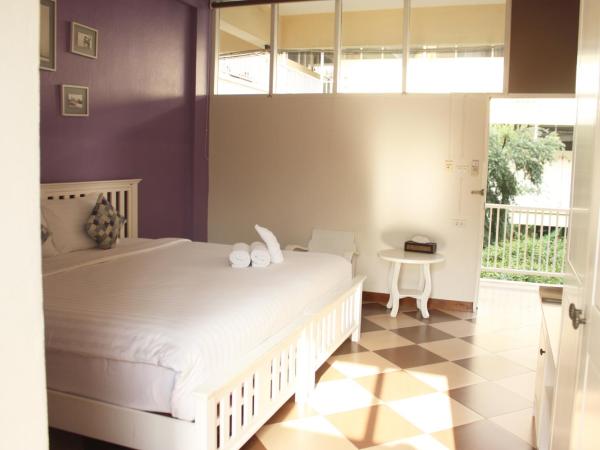 Feung Nakorn Balcony Rooms and Cafe : photo 4 de la chambre chambre deluxe double ou lits jumeaux