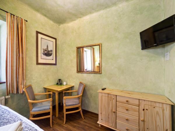 Pension U Hada : photo 3 de la chambre chambre double Économique avec salle de bains privative séparée