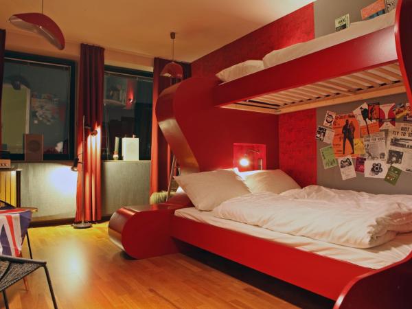 Hostel die Wohngemeinschaft : photo 2 de la chambre chambre triple