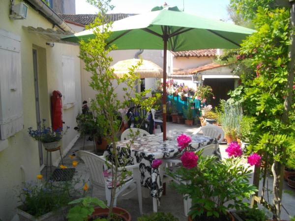 Le Parisien : photo 1 de la chambre chambre triple avec toilettes communes