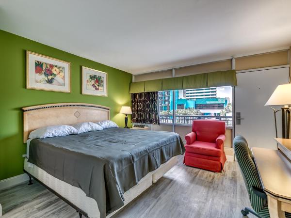 Beachcomber Inn & Suites : photo 1 de la chambre suite lit king-size