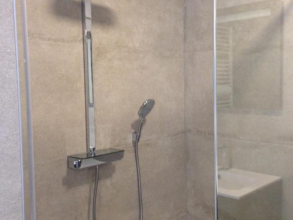 Comfort Aan Zee Guestrooms : photo 6 de la chambre chambre double avec salle de bains privative