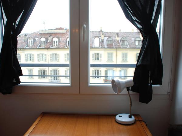Attic Hostel Torino : photo 6 de la chambre chambre simple avec salle de bains commune