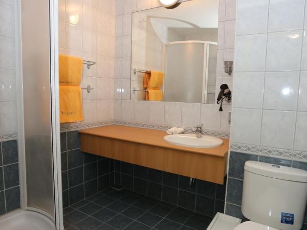 Mezzo Budapest : photo 4 de la chambre petite chambre lits jumeaux avec salle de bains privative externe