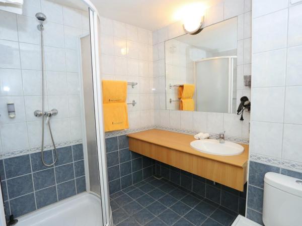 Mezzo Budapest : photo 5 de la chambre petite chambre lits jumeaux avec salle de bains privative externe