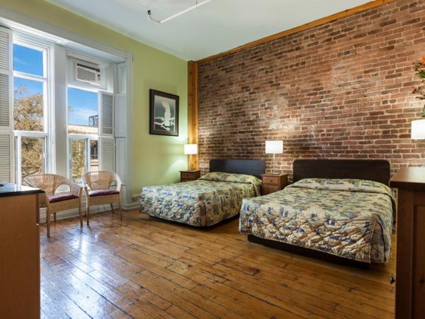 Hotel Quartier des Spectacles : photo 2 de la chambre chambre Économique avec 2 lits doubles et salle de bains commune