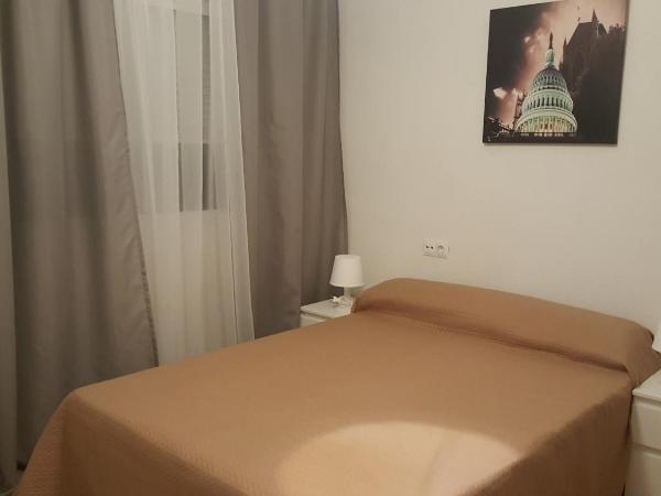 Pension Yna Holiday : photo 4 de la chambre chambre double avec salle de bains commune