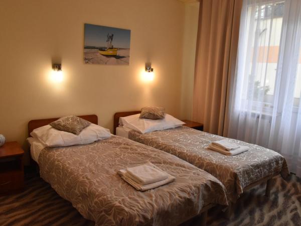 Hotel *** NAT Kołobrzeg : photo 1 de la chambre chambre lits jumeaux avec balcon