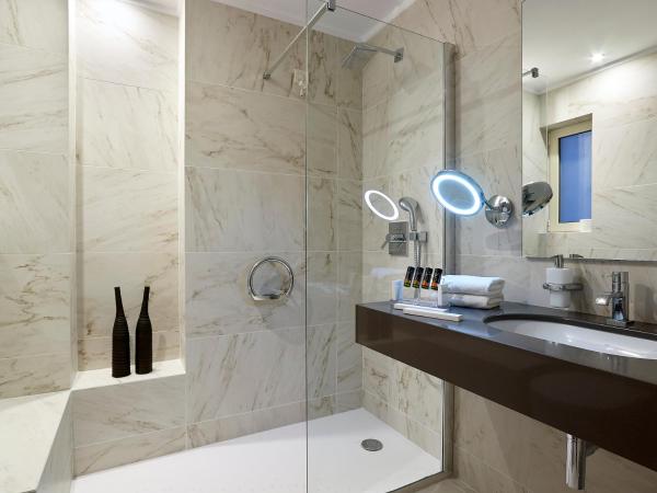 Irida Hotel : photo 3 de la chambre chambre double ou lits jumeaux supérieure avec vue sur ville