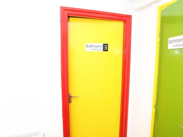 Mezzo Budapest : photo 5 de la chambre chambre lits jumeaux avec salle de bains privative séparée