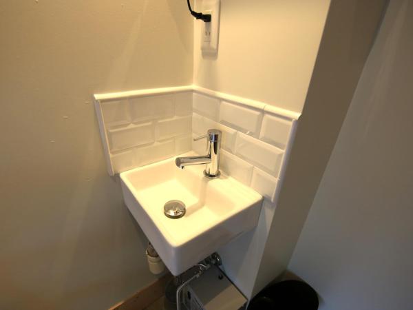 Wise Owl Hostels Shibuya : photo 1 de la chambre chambre lits jumeaux avec salle de bains commune