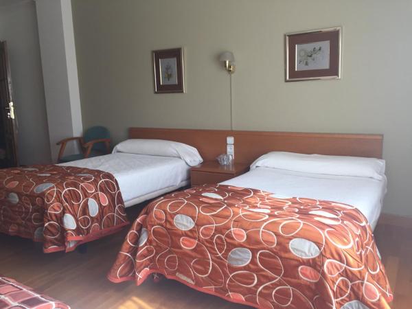 Pension Payvi : photo 4 de la chambre chambre familiale avec salle de bains commune