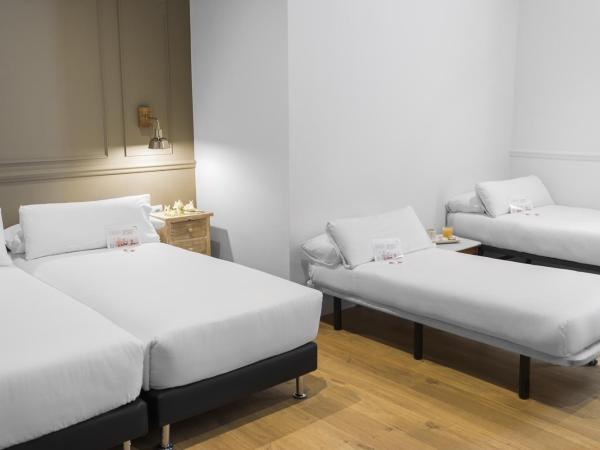 Mesón Castilla Atiram Hotels : photo 3 de la chambre chambre quadruple