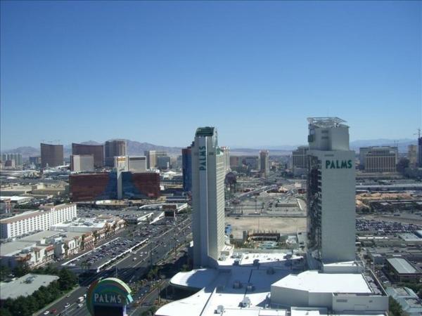 Palms Place Studio with Balcony & Strip View : photo 10 de la chambre appartement