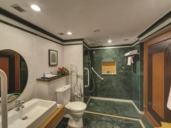 Ramada Udaipur Resort & Spa : photo 2 de la chambre super deluxe room with private sitting area, garden and city views - accessible (avail 10% discount on f&b service, laundry, & spa)