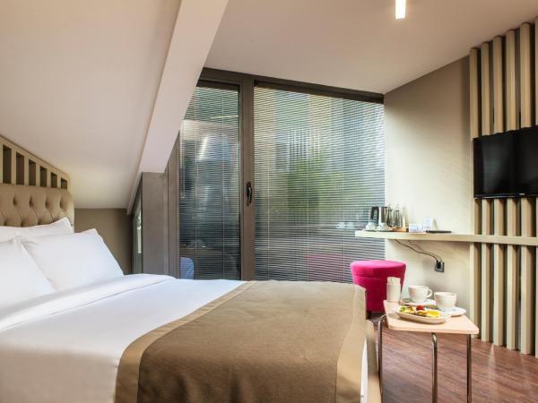 The City Suites : photo 2 de la chambre chambre double avec balcon