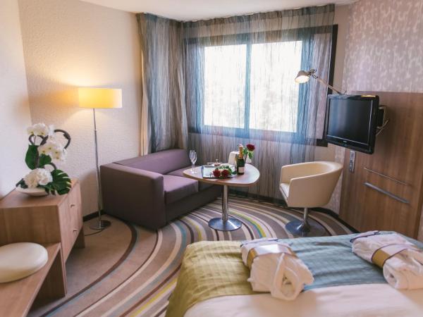 Mercure Angers Centre de Congrès : photo 1 de la chambre chambre supérieure avec 1 lit double & sofa - côté jardin