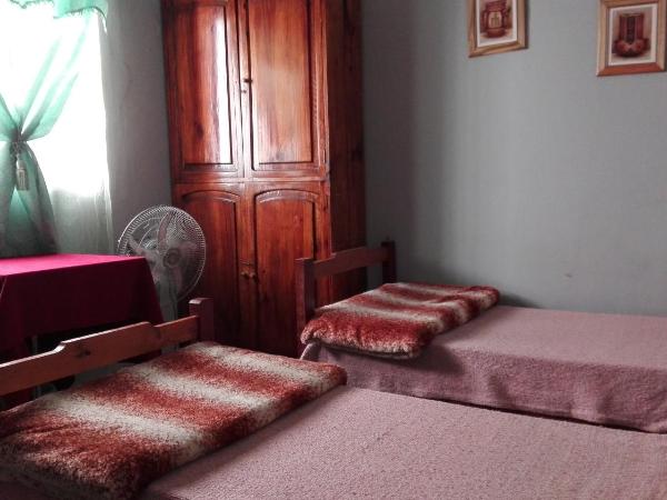 Hostal Namaste : photo 2 de la chambre chambre quadruple avec salle de bains privative séparée