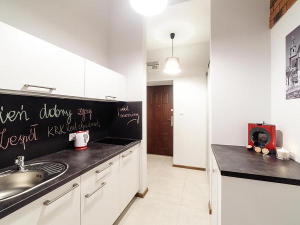 2 Nights Apartments - great location, right next to Main Rail and Bus Station, 10 min to Main Square by foot : photo 4 de la chambre appartement avec balcon