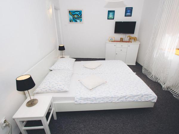 Apartments and Rooms Ille : photo 3 de la chambre chambre double avec salle de bains privative