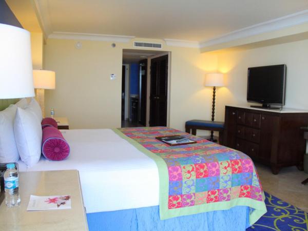 Princess Mundo Imperial Riviera Diamante Acapulco : photo 1 de la chambre hébergement double de luxe - vue partielle sur océan