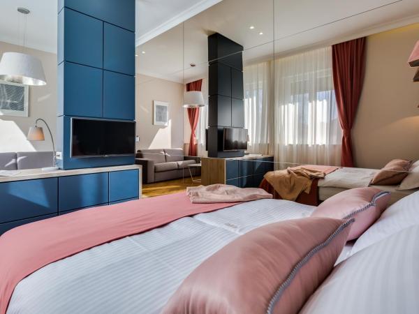 Zadera Accommodation : photo 3 de la chambre chambre double de luxe avec canapé-lit