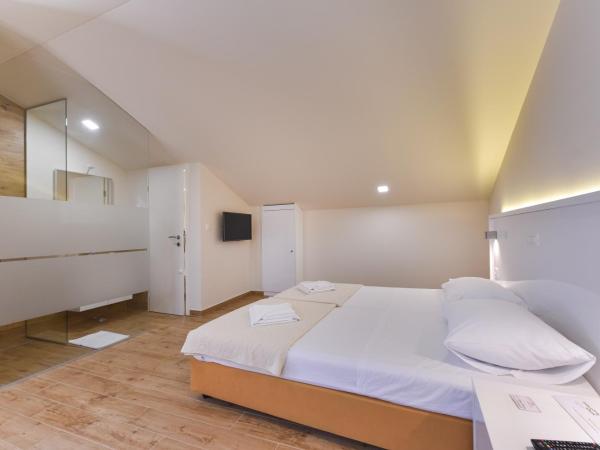 Idassa Atrium rooms : photo 6 de la chambre chambre double avec 2 lits d'appoint