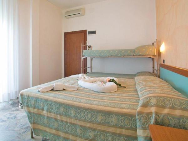 Hotel Vernel : photo 9 de la chambre chambre quadruple avec balcon 