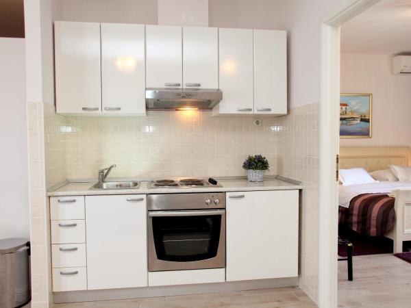 Hotel Bellevue Trogir : photo 6 de la chambre suite familiale