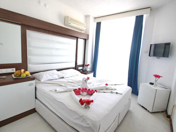 Asena Hotel : photo 4 de la chambre chambre double ou lits jumeaux avec vue sur la mer et balcon