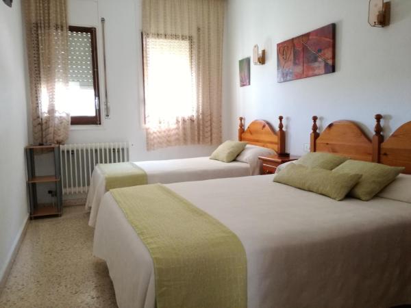 Hostal Los Pinares : photo 1 de la chambre chambre double ou lits jumeaux avec lit d'appoint