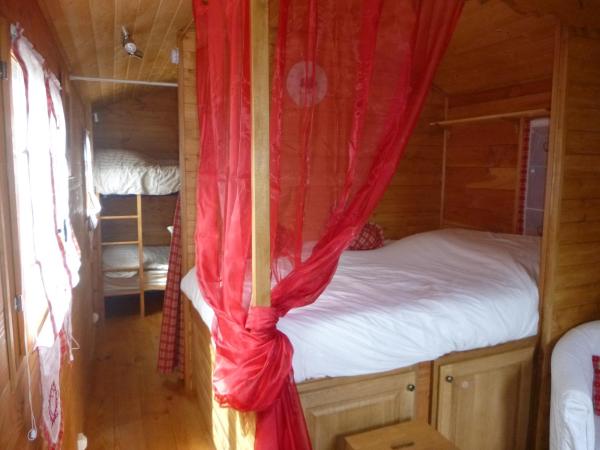 Le Mas Saint Donat : photo 5 de la chambre roulotte (2 adultes)