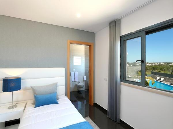 Sunfield Guest House - Only Adults : photo 3 de la chambre chambre double ou lits jumeaux - vue sur piscine