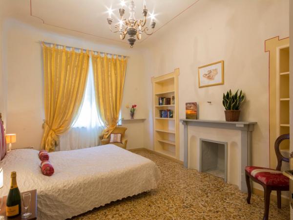 B&B Pantaneto - Palazzo Bulgarini : photo 5 de la chambre chambre double avec salle de bains privative extérieure