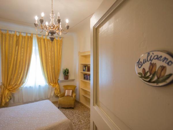 B&B Pantaneto - Palazzo Bulgarini : photo 4 de la chambre chambre double avec salle de bains privative extérieure