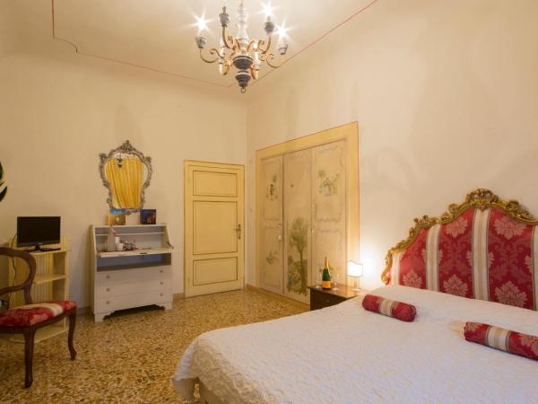 B&B Pantaneto - Palazzo Bulgarini : photo 1 de la chambre chambre double avec salle de bains privative extérieure