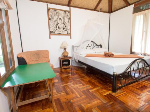 Tropical Garden Bungalow : photo 1 de la chambre bungalow avec lit double et ventilateur