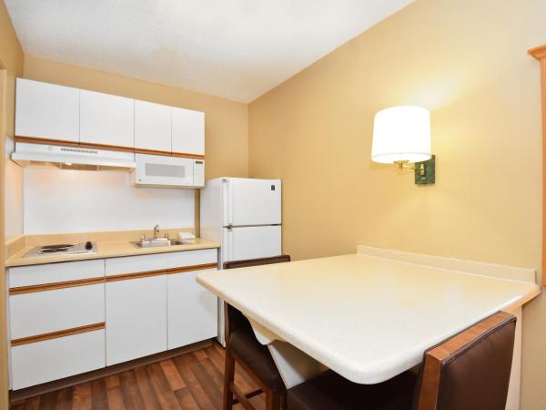 Extended Stay America Select Suites - Tampa - North Airport : photo 5 de la chambre studio lit king-size - non-fumeurs