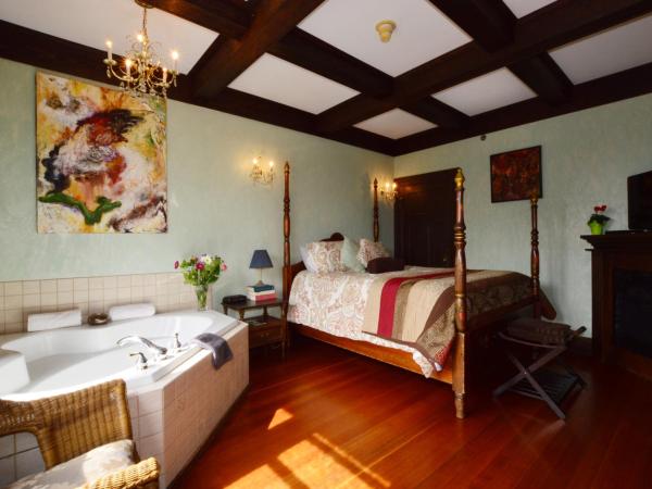 Marketa's Bed and Breakfast : photo 5 de la chambre chambre lit queen-size avec baignoire spa