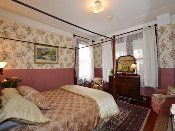 Marketa's Bed and Breakfast : photo 1 de la chambre chambre lit queen-size avec salle de bains commune